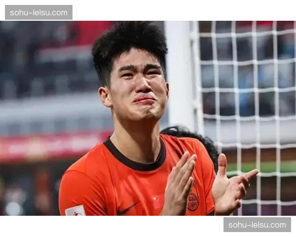 彭啸三中卫体系表现沉稳 海牛后防核心协防补位干净利落